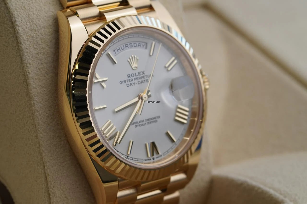 Rolex Day-Date 40 UNWORN DayDate 40mm White Roman Dial Yellow Gold Condition: New | Original box | Original paper