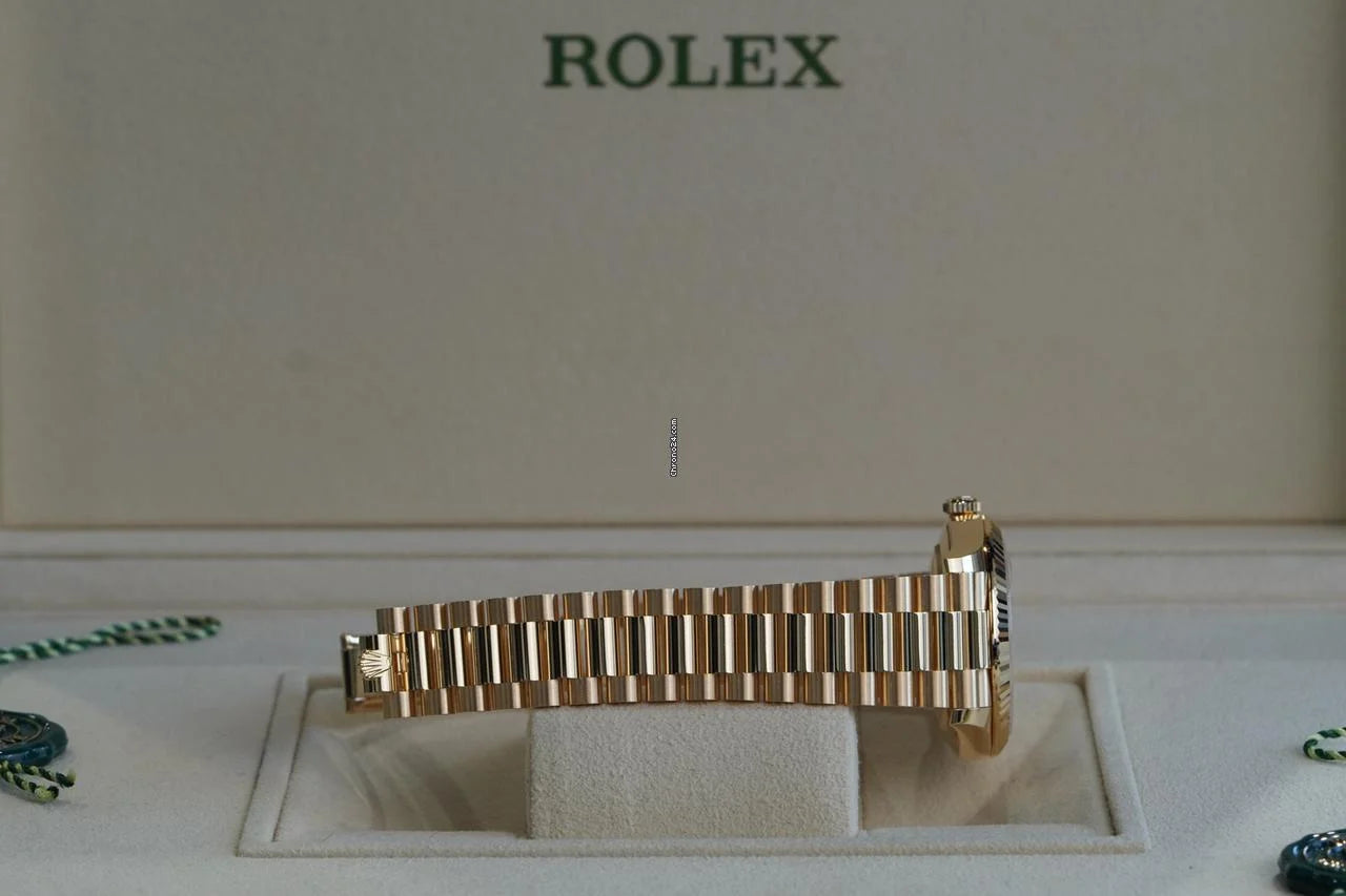 Rolex Day-Date 40 UNWORN DayDate 40mm White Roman Dial Yellow Gold Condition: New | Original box | Original paper