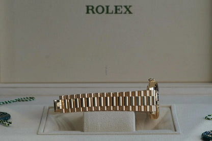 Rolex Day-Date 40 UNWORN DayDate 40mm White Roman Dial Yellow Gold Condition: New | Original box | Original paper