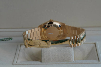 Rolex Day-Date 40 UNWORN DayDate 40mm White Roman Dial Yellow Gold Condition: New | Original box | Original paper