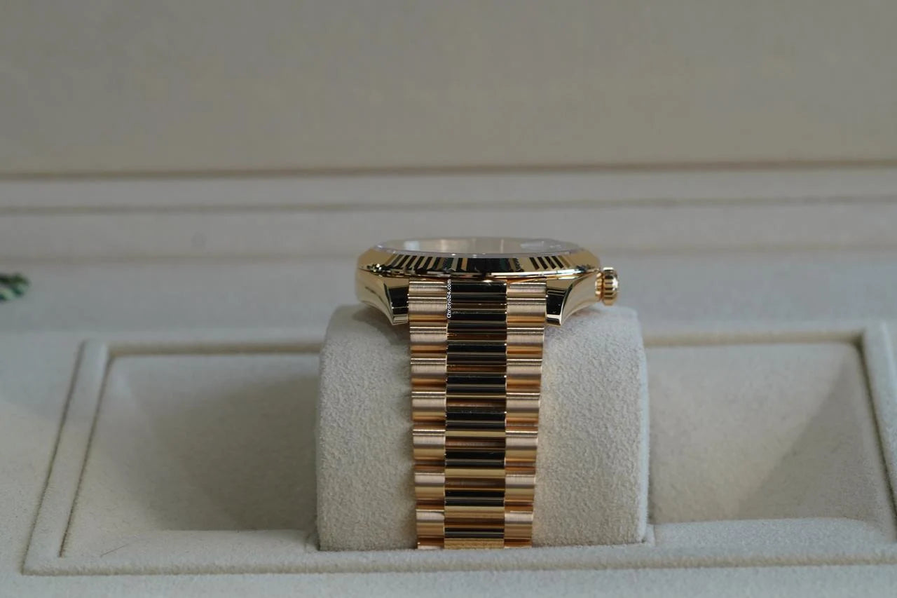 Rolex Day-Date 40 UNWORN DayDate 40mm White Roman Dial Yellow Gold Condition: New | Original box | Original paper