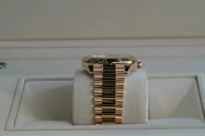 Rolex Day-Date 40 UNWORN DayDate 40mm White Roman Dial Yellow Gold Condition: New | Original box | Original paper