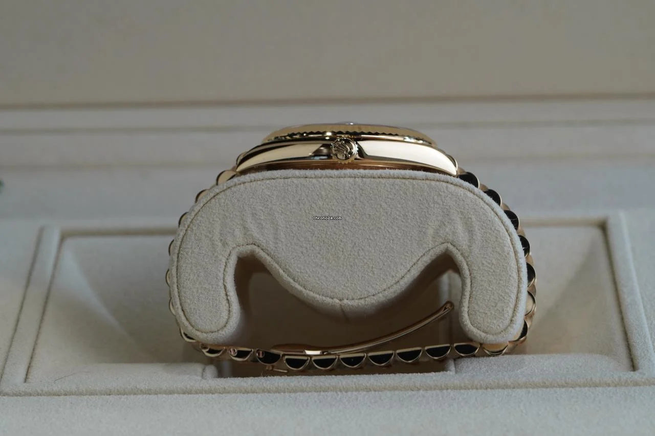 Rolex Day-Date 40 UNWORN DayDate 40mm White Roman Dial Yellow Gold Condition: New | Original box | Original paper