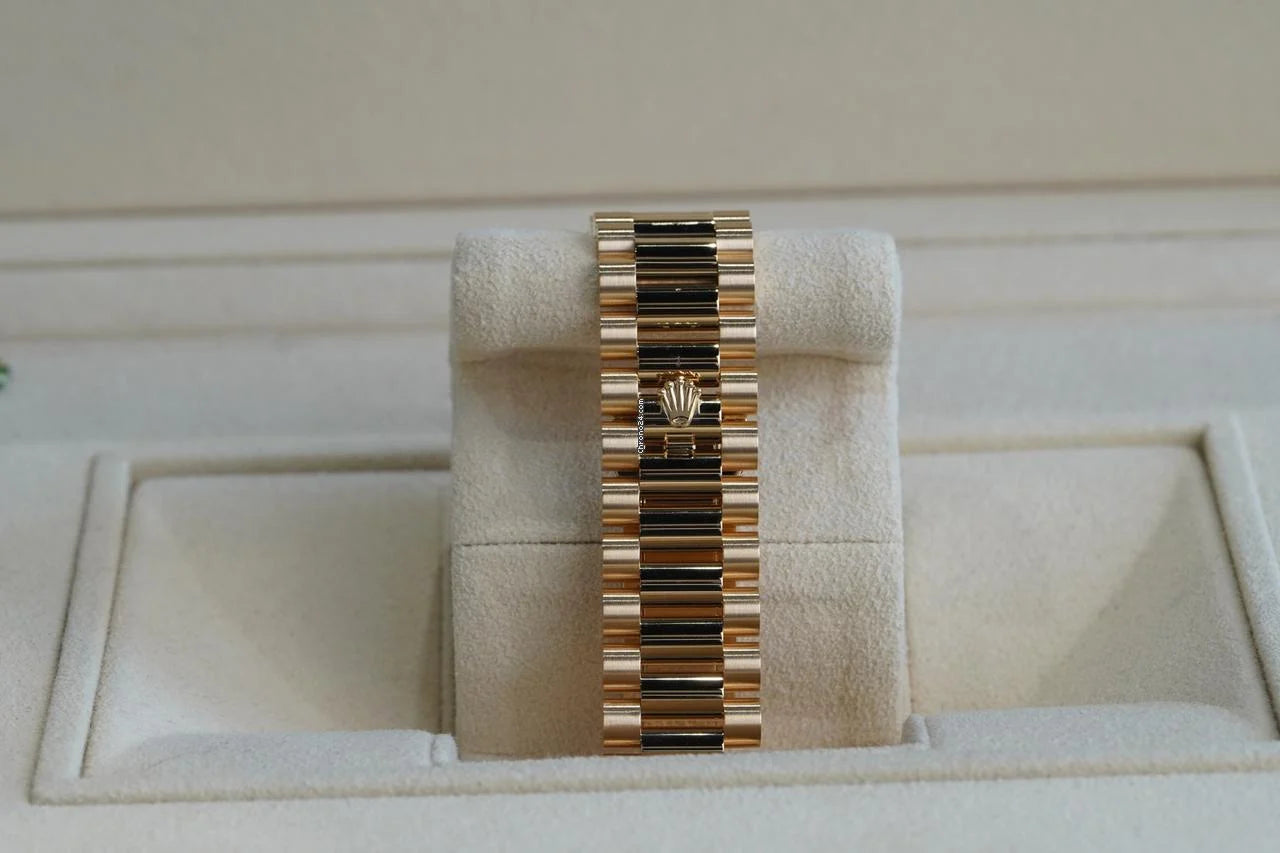 Rolex Day-Date 40 UNWORN DayDate 40mm White Roman Dial Yellow Gold Condition: New | Original box | Original paper