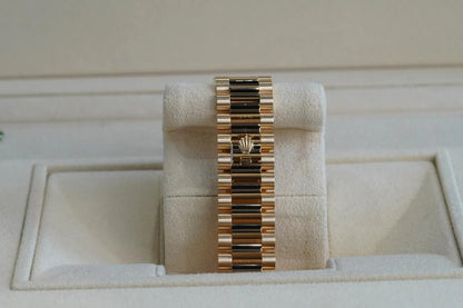 Rolex Day-Date 40 UNWORN DayDate 40mm White Roman Dial Yellow Gold Condition: New | Original box | Original paper