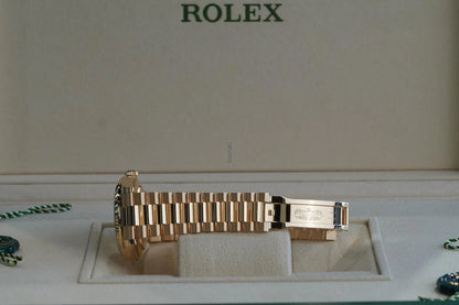 Rolex Day-Date 40 UNWORN DayDate 40mm White Roman Dial Yellow Gold Condition: New | Original box | Original paper