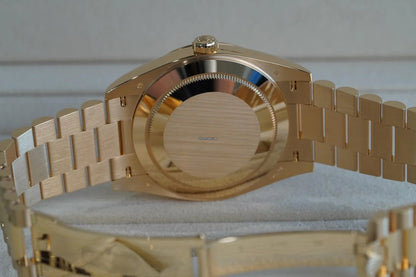 Rolex Day-Date 40 UNWORN DayDate 40mm White Roman Dial Yellow Gold Condition: New | Original box | Original paper