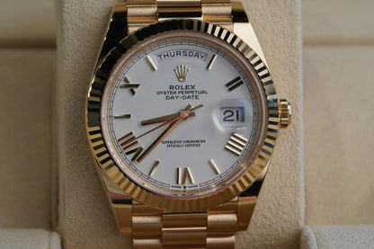 Rolex Day-Date 40 UNWORN DayDate 40mm White Roman Dial Yellow Gold Condition: New | Original box | Original paper